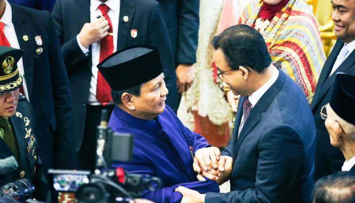 Anies Baswedan menjabat tangan Presiden Prabowo.