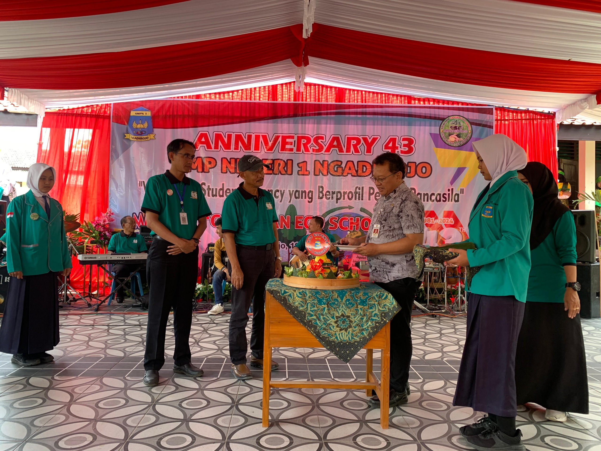 Pemotongan Tumpeng HUT 43 SMP Negeri 1 Ngadirojo