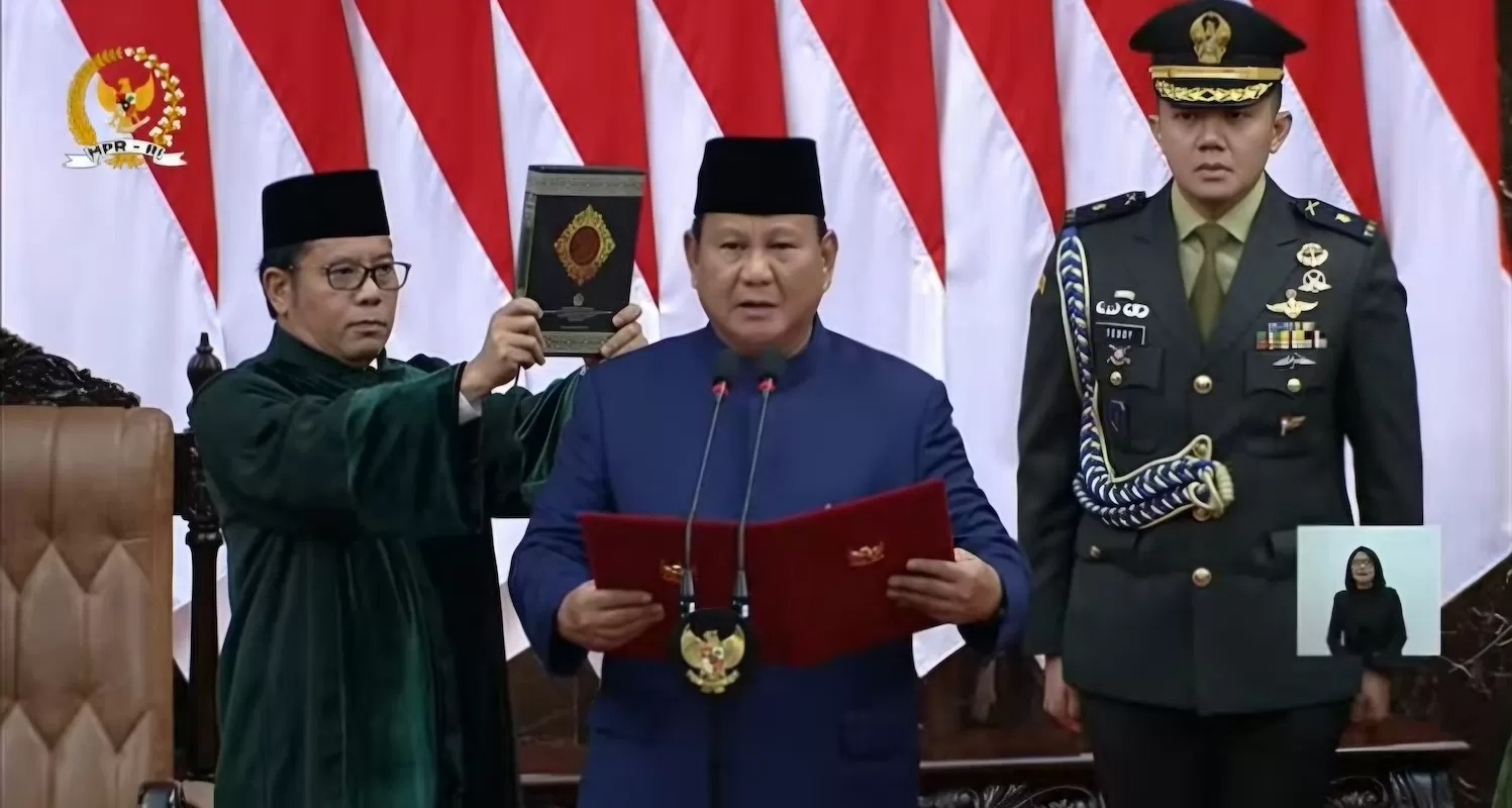 Prabowo Subianto membacakan sumpah jabatan Presiden RI di Gedung Nusantara, Kompleks Parlemen, Senayan, Jakarta, Minggu (20/10).