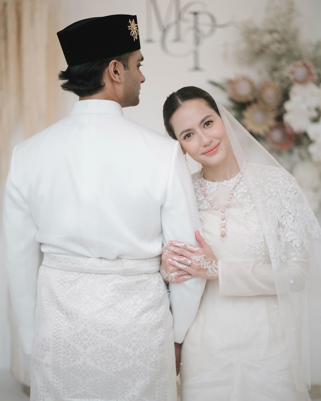 Pevita Pearce menikah dengan Mirzan Meer.