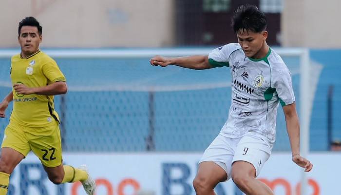 Hokky Caraka (kanan) saat sukses mencetak gol lawan Barito Putera.
