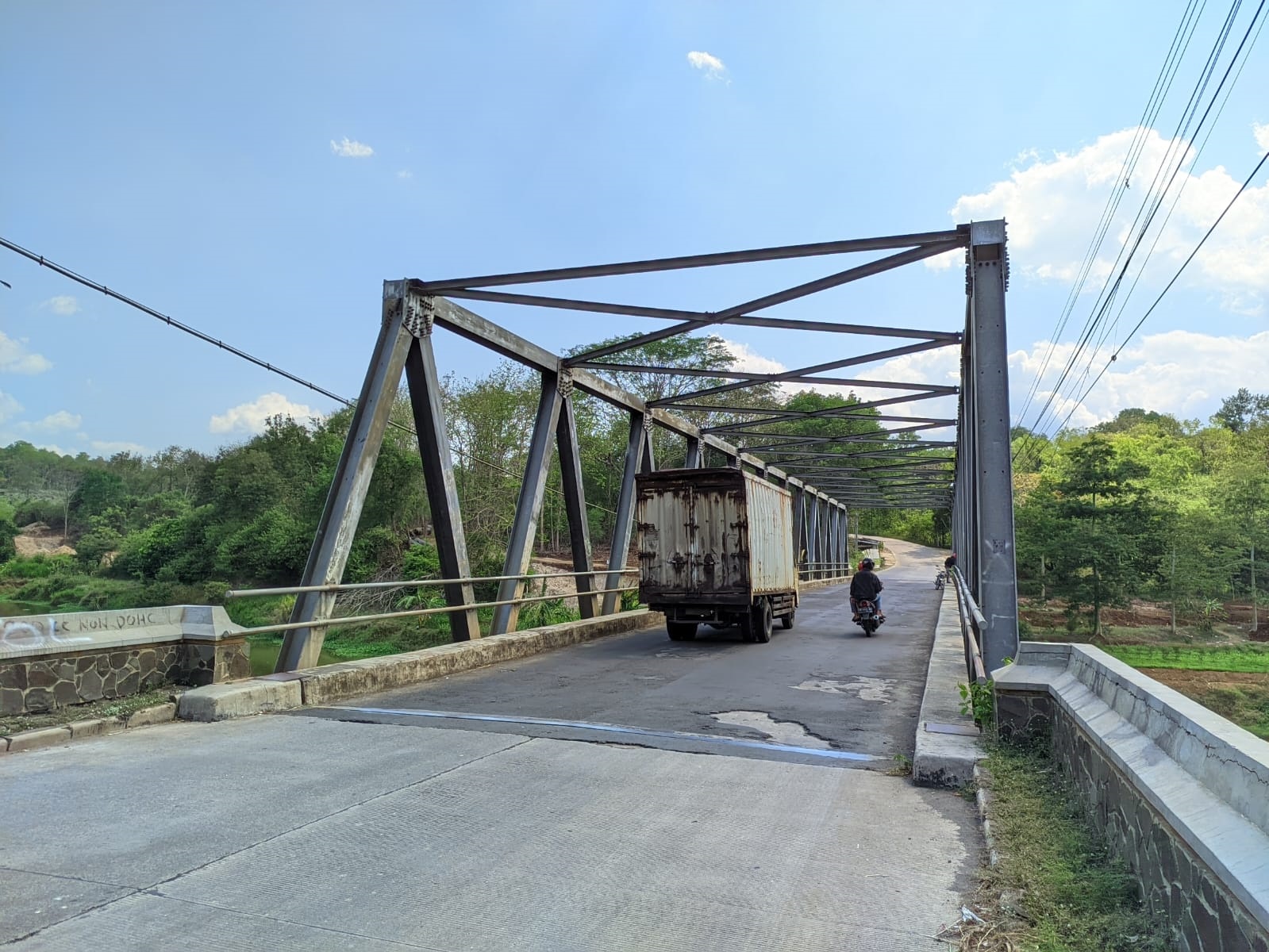 MENYIMPAN MISTERI: Kendaraan melintas di Jembatan Timang, Desa Wonokerjo, Kecamatan/Kabupaten Wonogiri, Jumat (18/10).