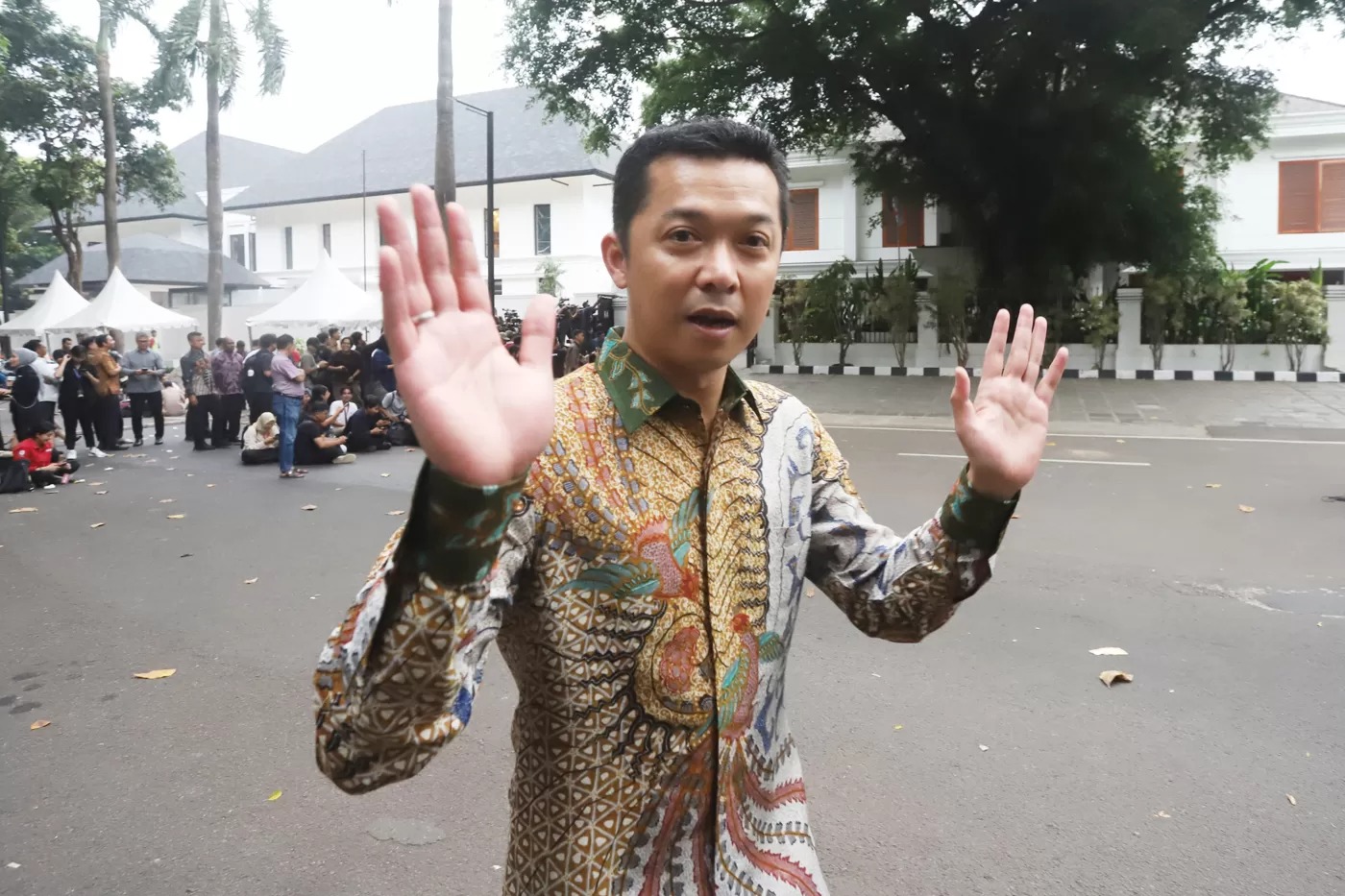 Mantan atlet nasional bulu tangkis Taufik Hidayat menyapa wartawan setibanya di kediaman Presiden Terpilih Prabowo Subianto di Jalan Kertanegara, Jakarta Selatan, Selasa (15/10/2024).