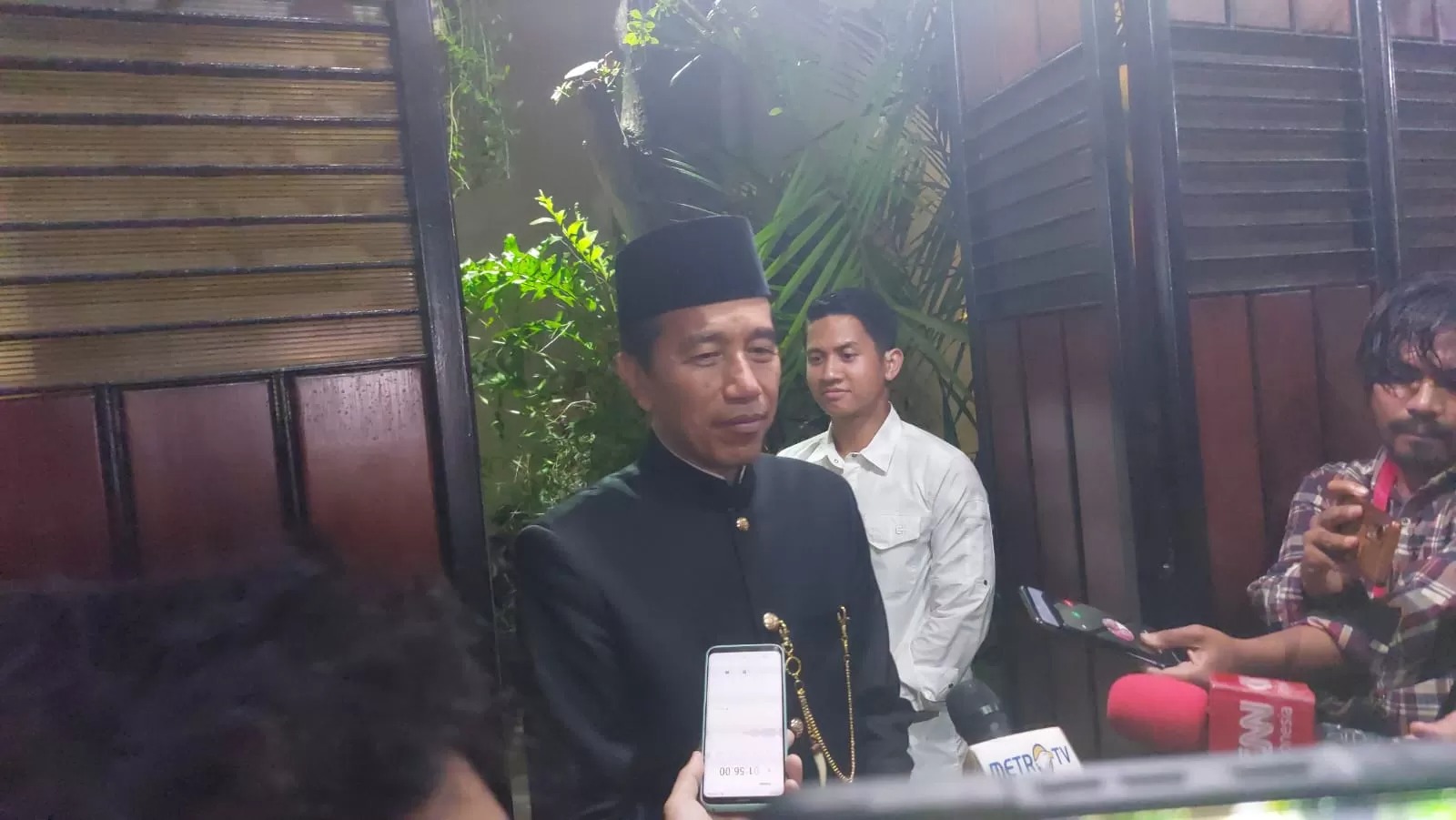 Jokowi memberi keterangan di kediamannya Sumber, Banjarsari, Solo.