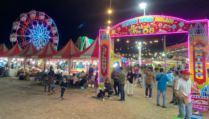 Pasar Malam Tugu Makutha Solo Kembali, Warga Antusias Sambut dengan Penuh Kegembiraan.