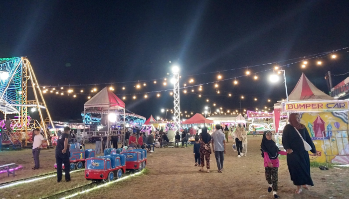 Pasar Malam Tugu Makutha Solo Kembali, Warga Antusias Sambut dengan Penuh Kegembiraan.