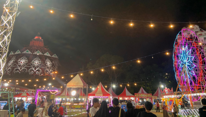 Pasar Malam Tugu Makutha Solo Kembali, Warga Antusias Sambut dengan Penuh Kegembiraan.
