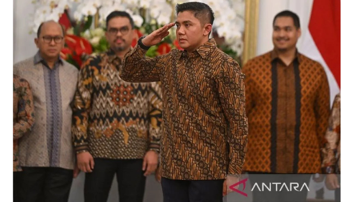 Mayor Teddy Indra Wijaya (kedua kanan) memberikan hormat kepada Presiden Prabowo Subianto saat pengumuman jajaran menteri Kabinet Merah Putih di Istana Merdeka, Jakarta, Minggu (20/10/2024).