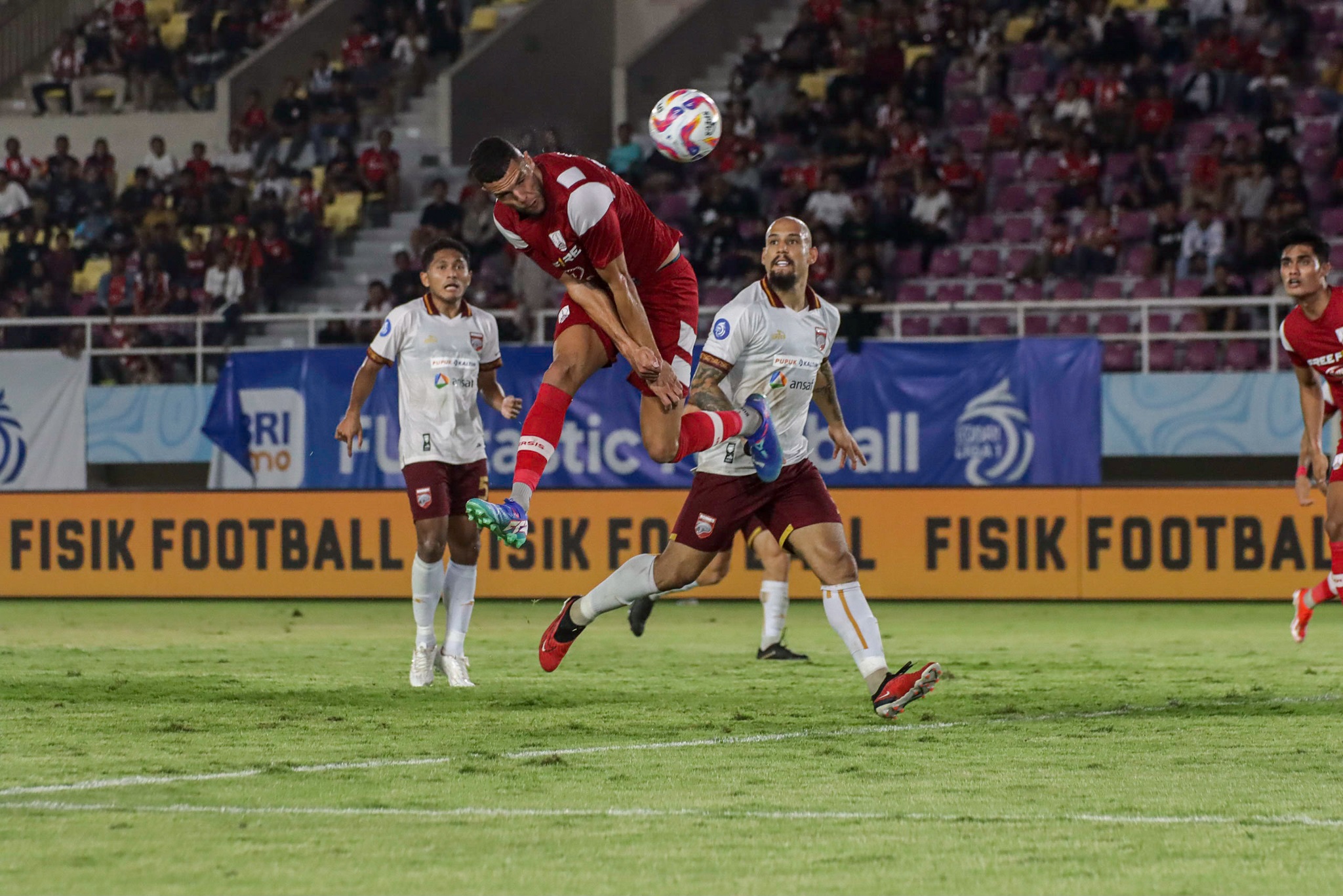 Striker Persis Solo Karim Rossi saat bermain melawan Borneo FC di Stadion Manahan, Sabtu malam (19/10).