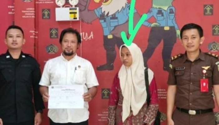 Ibu Supriyani dilaporkan Seorang polisi gegara jewer anaknya.
