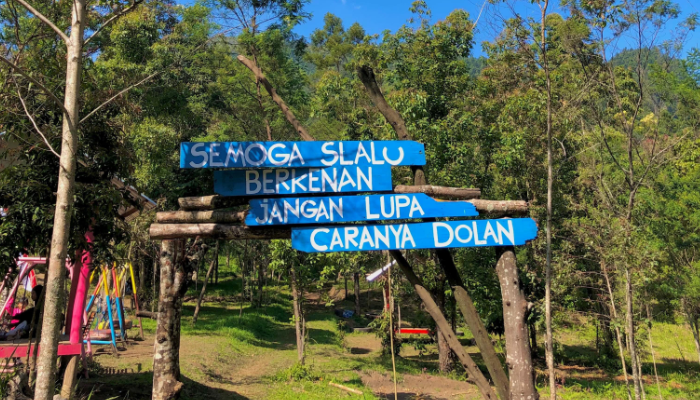 Spot wisata viral di Bukit Mongkrang Karanganyar.