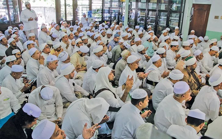 Ilustrasi Jamaah Haul Habib Ali bin Muhammad Al Habsy di Masjid Riyadh, Pasar Kliwon, Kota Solo, Sabtu (4/11/2024).