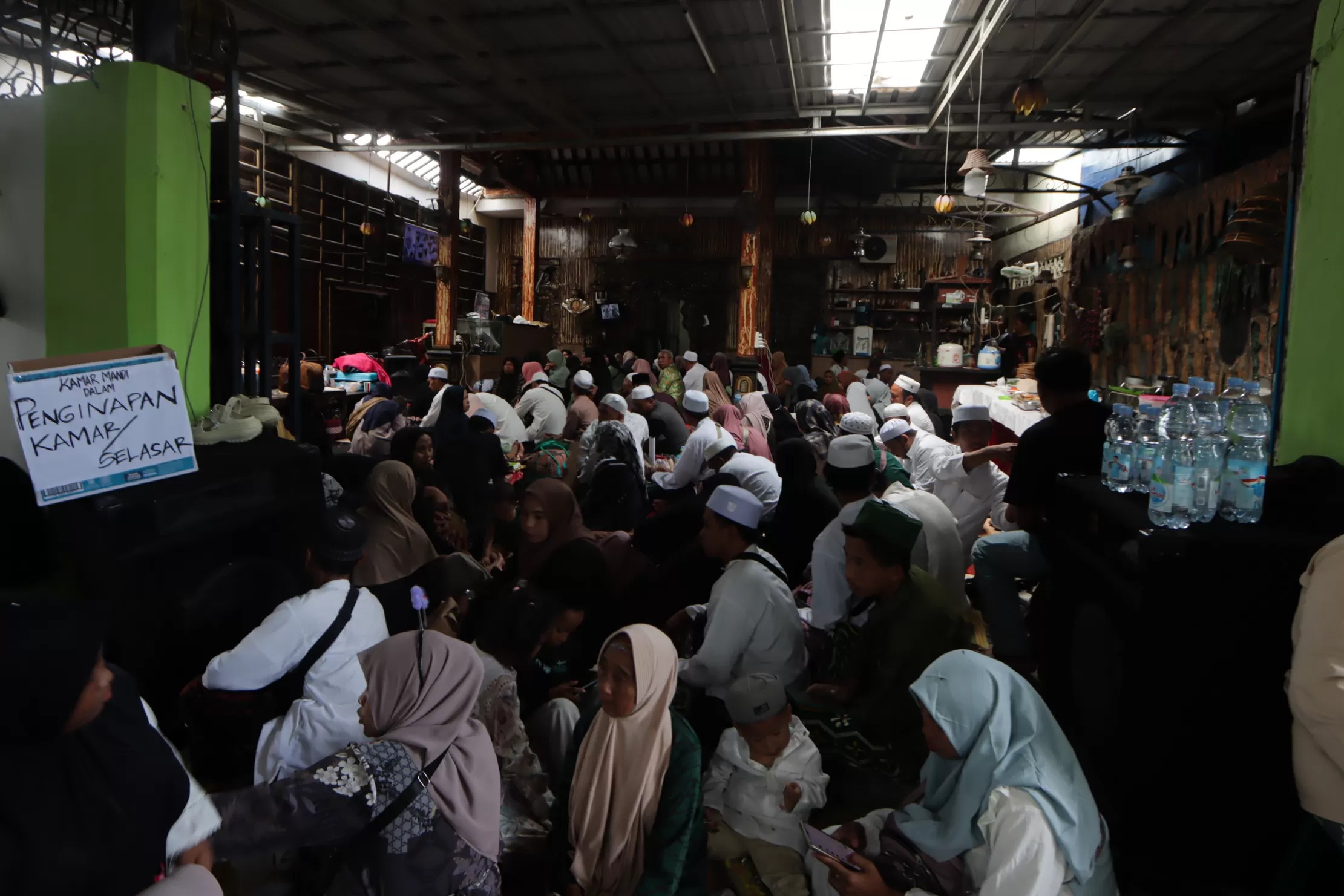 Rumah warga di sekitar lokasi haul Habib Ali di Solo digunakan untuk menginap jemaah.