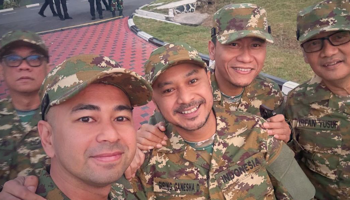 Raffi Ahmad kenakan baju loreng saat pembekalan di Akademi Militer Magelang.