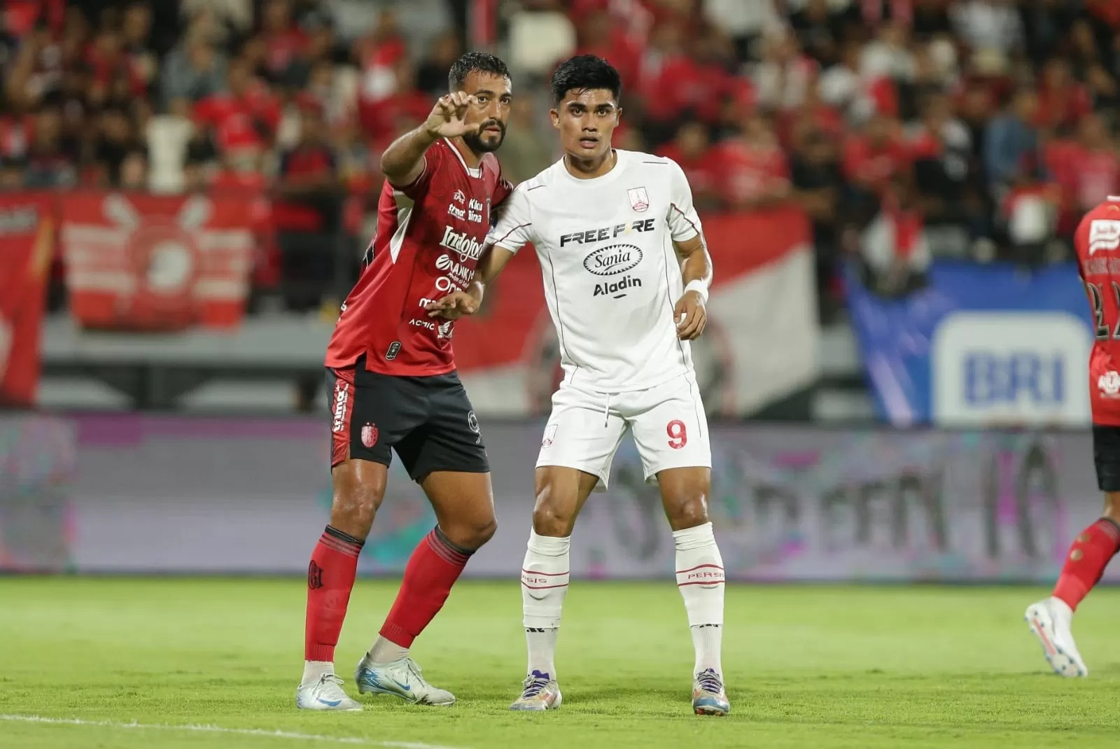 Striker Persis Solo Ramadhan Sananta (kanan) saat lawan Bali United di Liga 1 2024/2025.