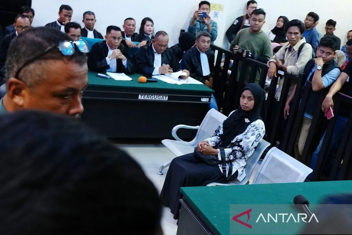 Guru honorer SD Negeri 4 Baito Supriyani bersiap menjalani persidangan di Pengadilan Negeri Andoolo, Konawe Selatan, Sulawesi Tenggara, Senin (28/10/2024).