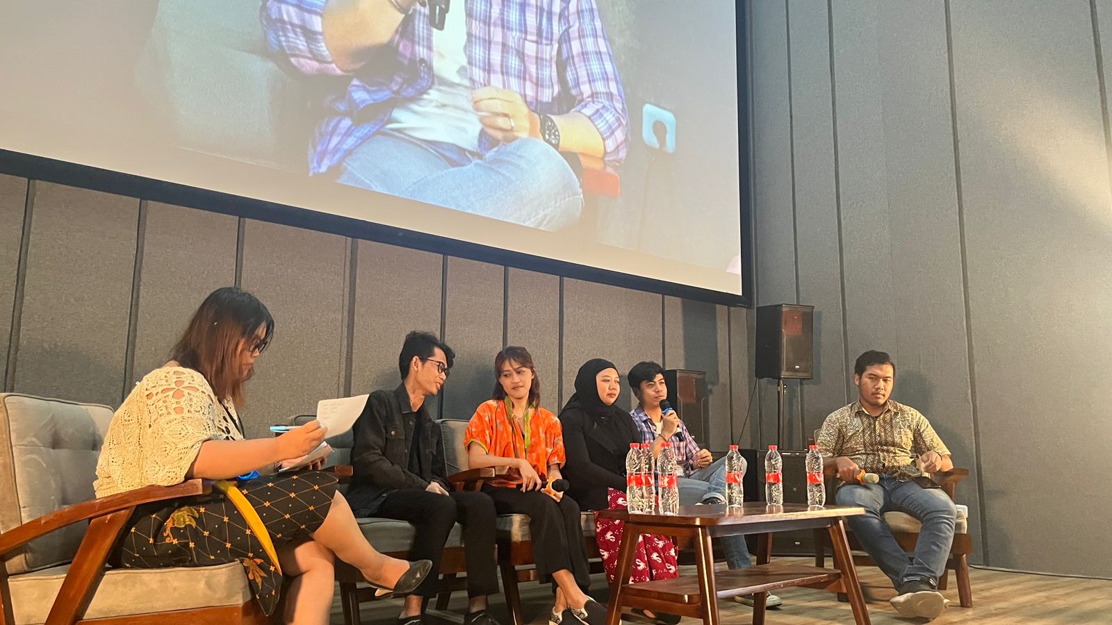 Sesi diskusi film dalam ajang Tjie Sardjana di ISI Surakarta.