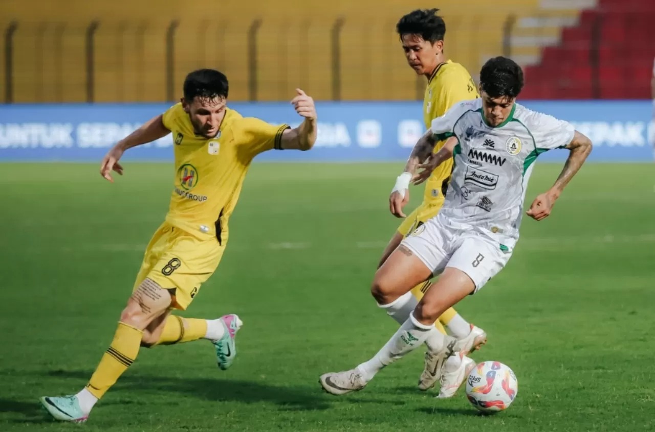 BeTinho (kanan) saat membela PSS Sleman melawan Barito Putera di Liga 1 musim ini.