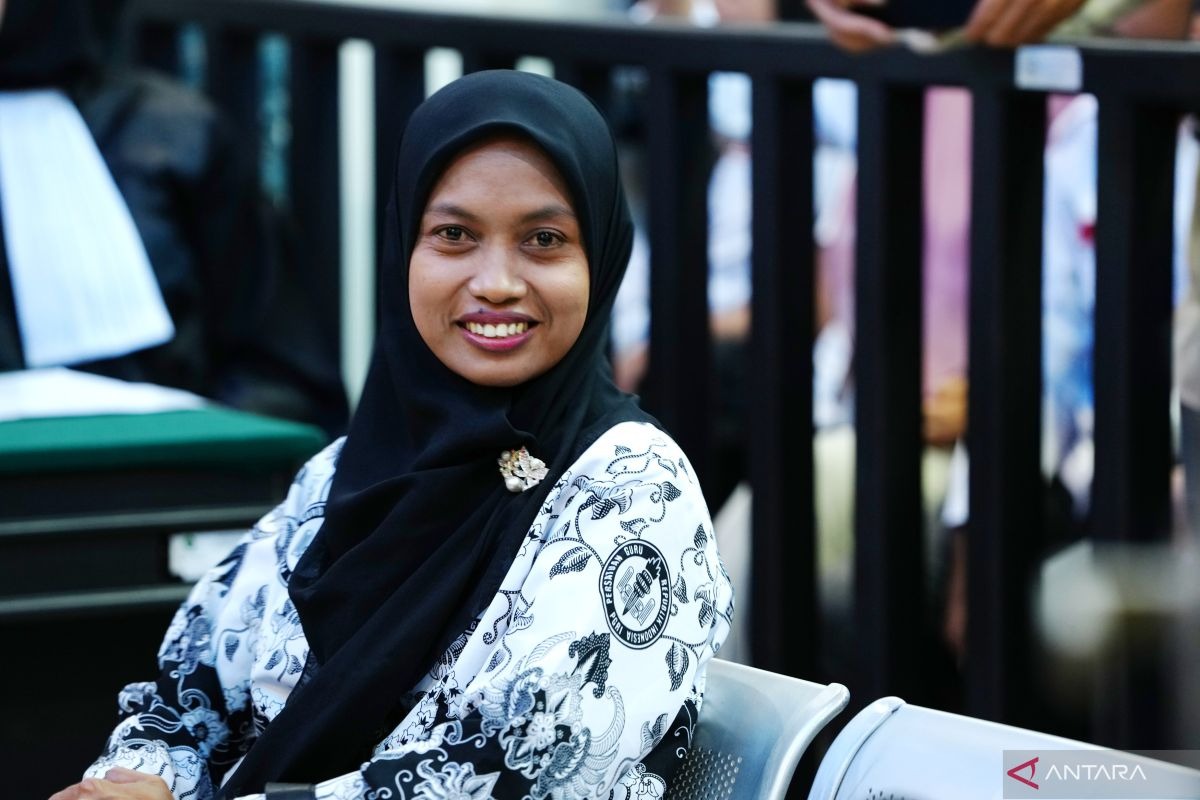 Guru honorer SD Negeri 4 Baito Supriyani bersiap menjalani persidangan di ruang sidang Pengadilan Negeri Andoolo, Konawe Selatan, Sulawesi Tenggara, Senin (28/10/2024).