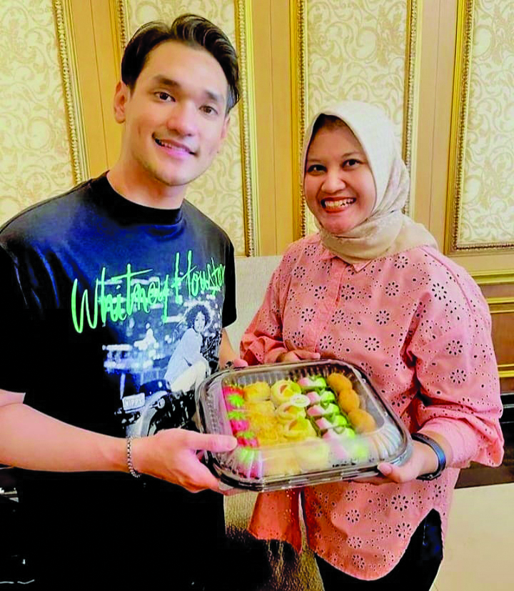 Afgan terkesan dengan jajanan pasar tradisional milik Maharani Mutiara.