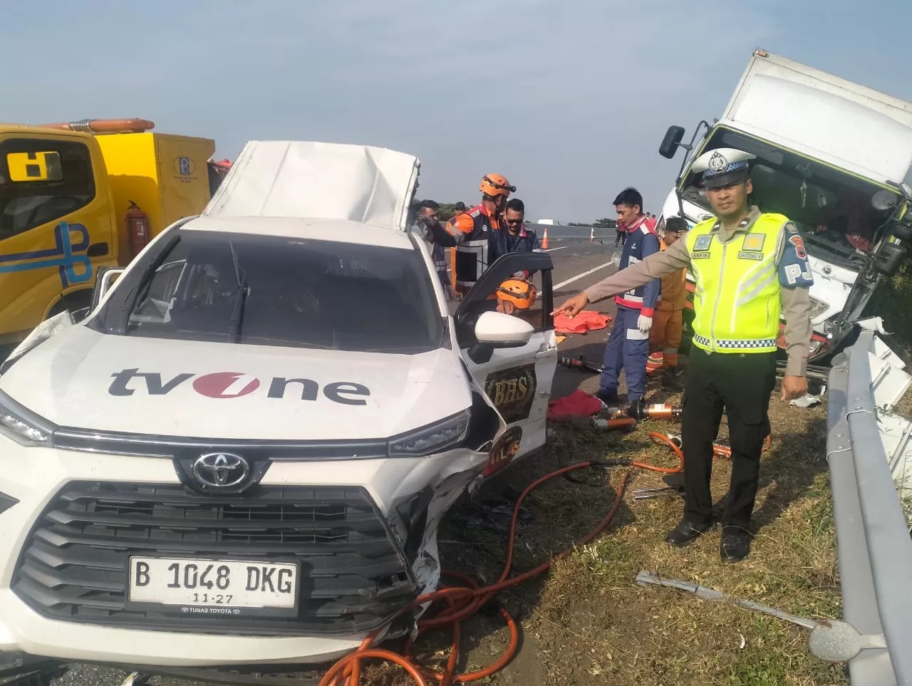 Kecelakaan lalu lintas menimpa rombongan kru televisi nasional, TV One. Kecelakaan terjadi di sekitar ruas tol wilayah hukum Pemalang, Jawa Tengah, pada Kamis (31/10) sekitar Pukul 06.45 WIB.
