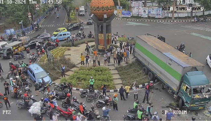 Truk Kontainer diamuk massa setelah berkendara ugal-ugalan hingga tabrak banyak pengendara lain.