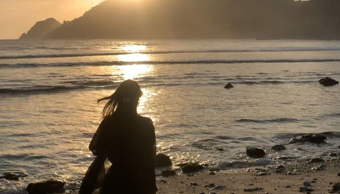 Spot Foto Instagramable Menikmati Sunset di Pantai Wedi Ombo, Jogja