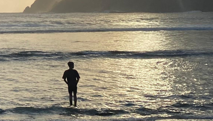 Spot Foto Instagramable Menikmati Sunset di Pantai Wedi Ombo, Jogja