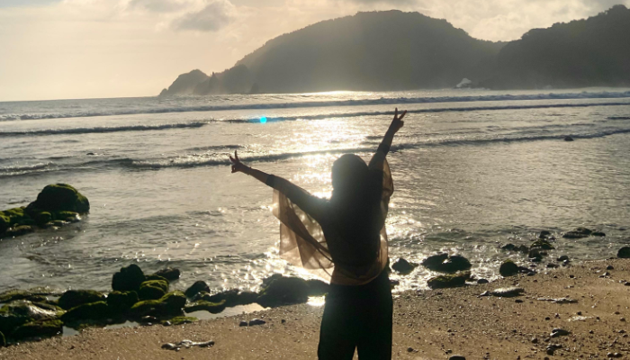 Spot Foto Instagramable Menikmati Sunset di Pantai Wedi Ombo, Jogja