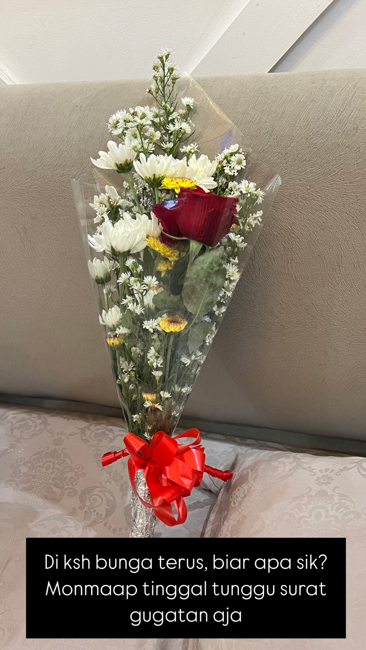 Siti Septi Ariyanti beberkan kelakuan Bimo Aryo yang selalu kirim bunga demi luluhkan hati sang istri usai kabar dugaan perselingkuhan dengan Maela Asila.