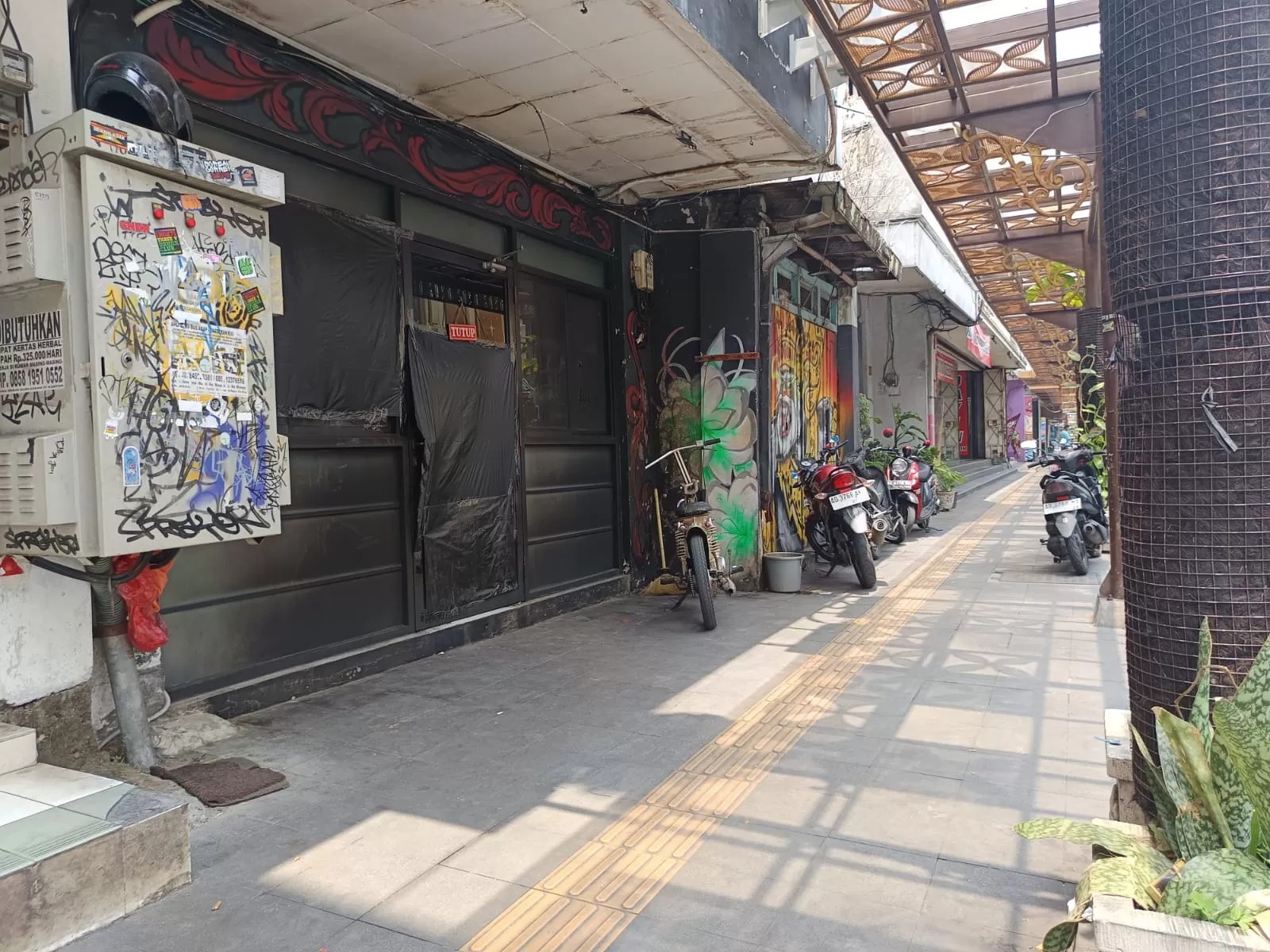 Kondisi kafe Kulkas Babe di Jalan Gatot Subroto, Kota Solo yang menjadi sasaran perusakan, Jumat (1/11/2024) dini hari.