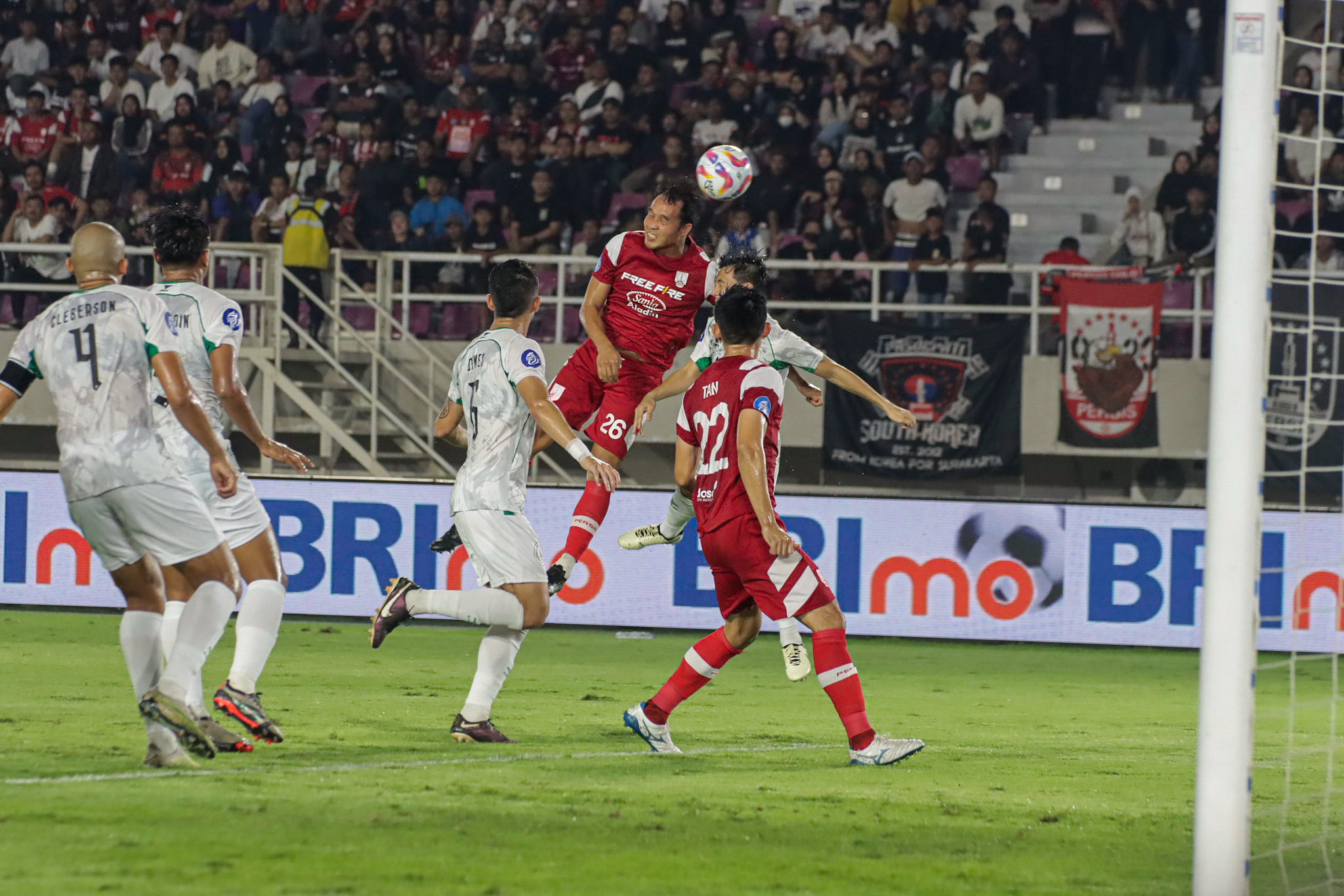 Rian Miziar duel udara dengan pemain PSS Sleman.