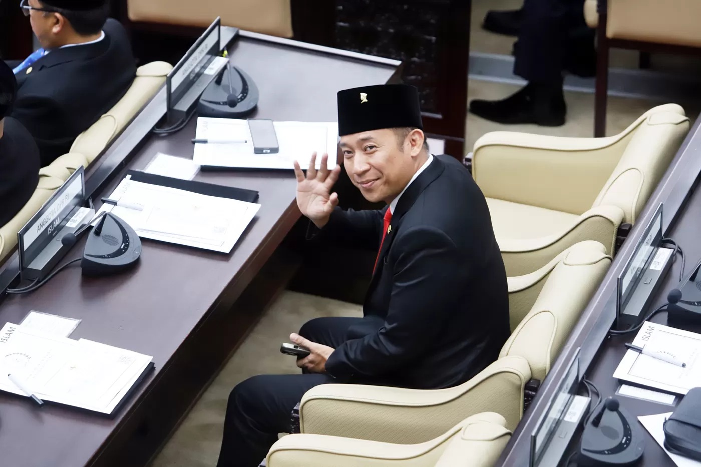 Anggota DPR masa bakti 2024-2029 Denny Cagur usai dilantik di Kompleks Parlemen, Senayan, Jakarta, Selasa (1/10/2024).