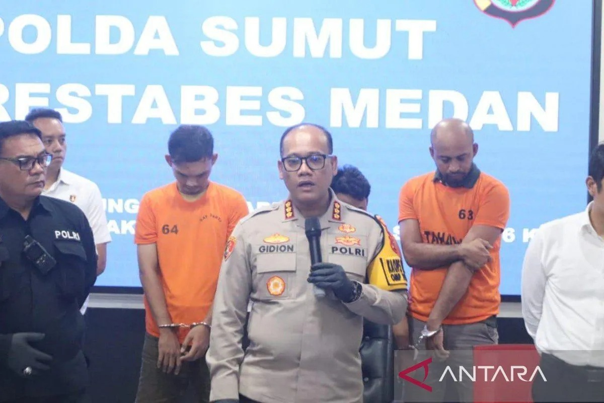 Kepala Polrestabes Medan Kombes Gidion Arif Setyawan (tengah) saat memberikan keterangan terkait pengungkapan kasus 6 kg sabu-sabu dan 70 ribu butir ekstasi.