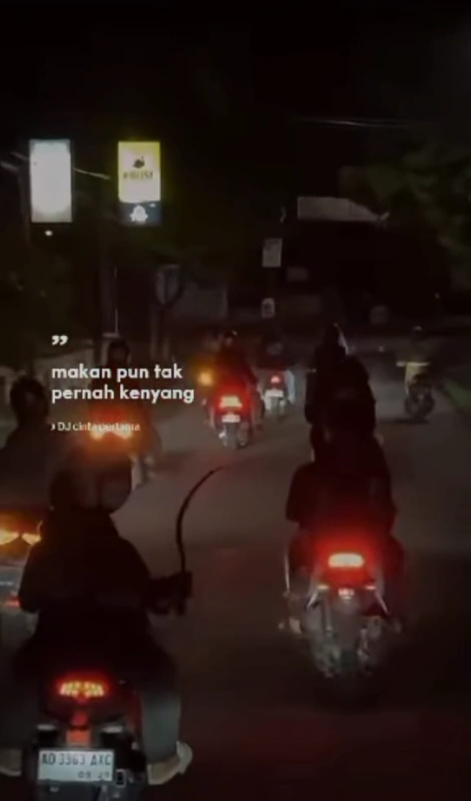 Tangkapan layar aksi konvoi sepeda motor yang membawa senjata tajam