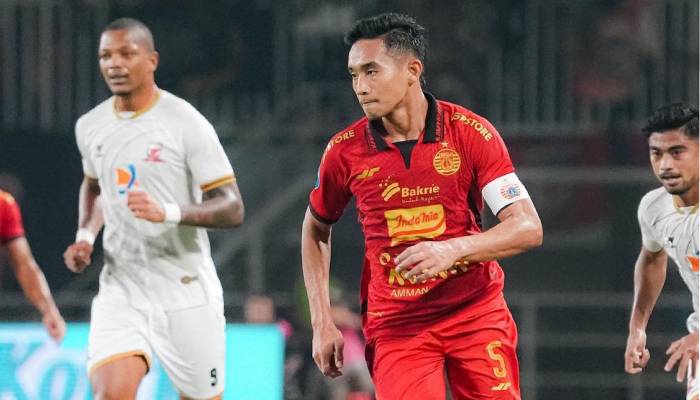 Rizky Ridho saat melewati pemain belakang Madura United untuk memberi crossing.