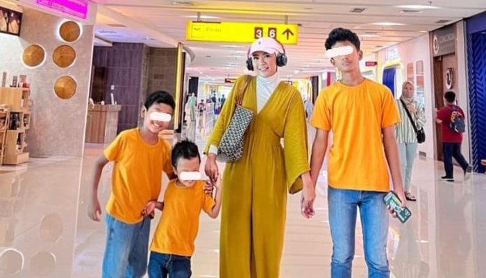 Potret Arie Rieyanthi dan ketiga putranya.