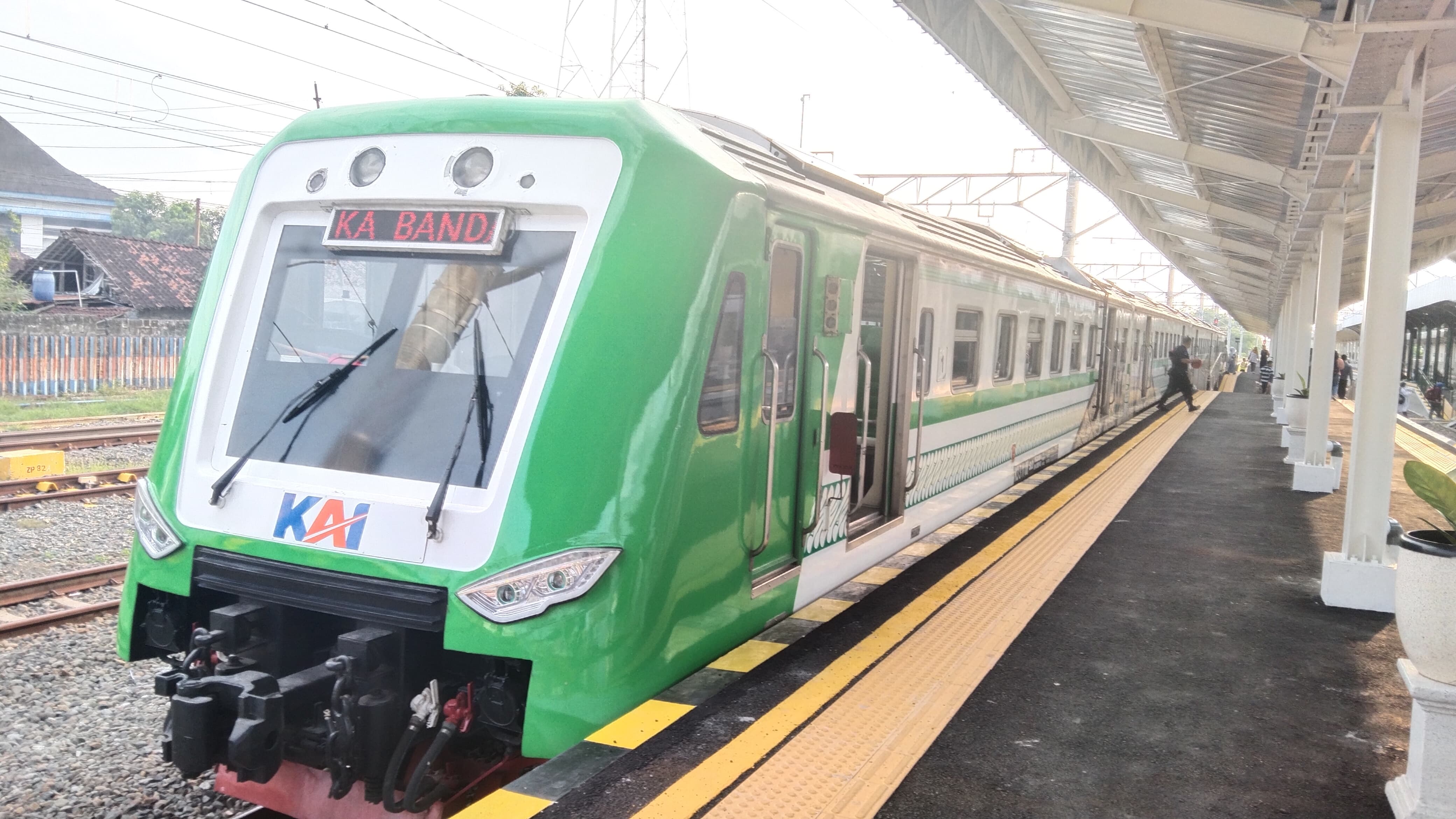 Hadirnya Kereta Api Bandara Adi Sumarmo (BIAS) disambut hangat masyarakat Madiun.