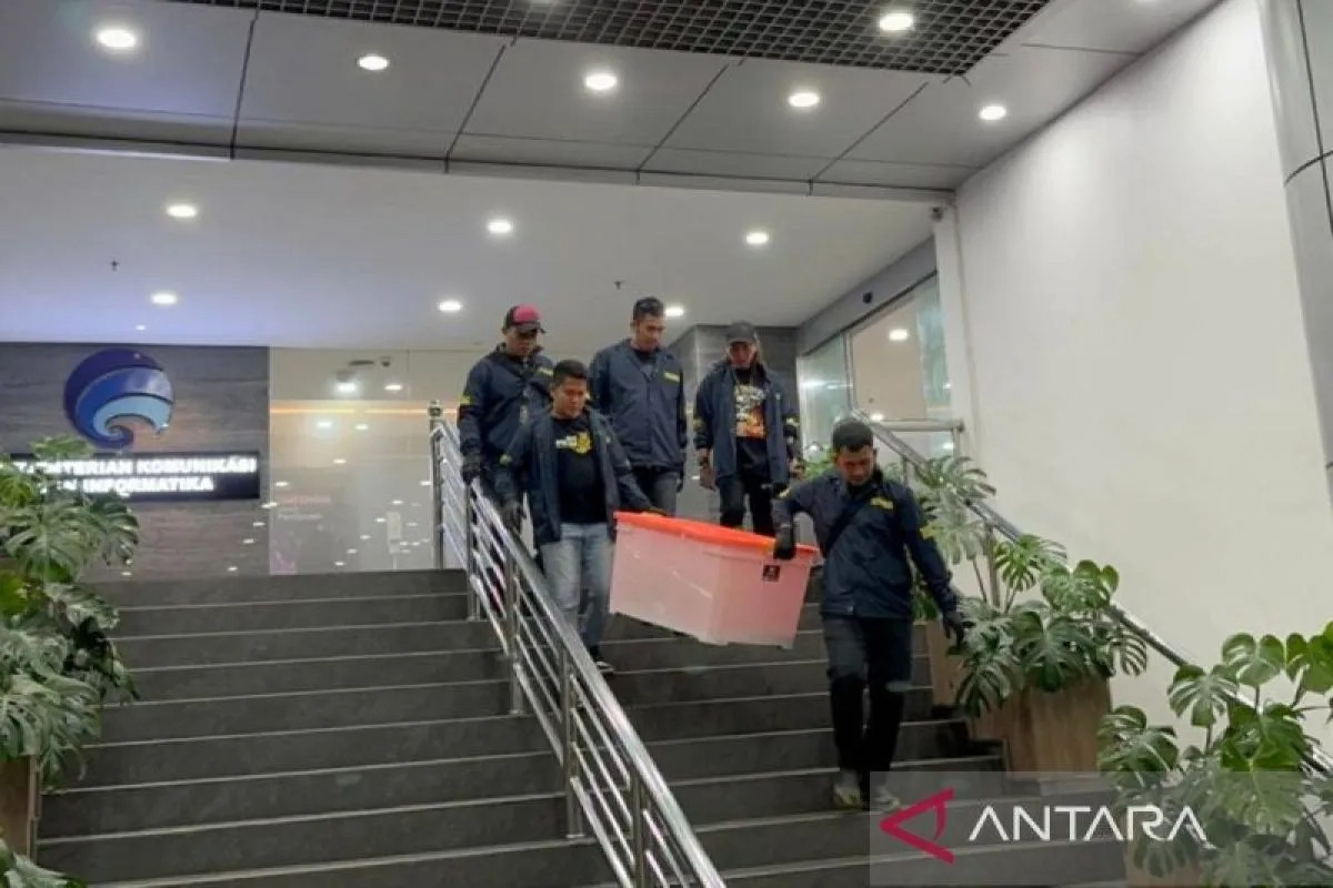 Personel Direktorat Reserse Kriminal Umum (Ditreskrimum) Polda Metro Jaya saat melakukan penggeledahan di Kantor Komdigi, Jalan Medan Merdeka Barat, Jumat, (1/11/2024).