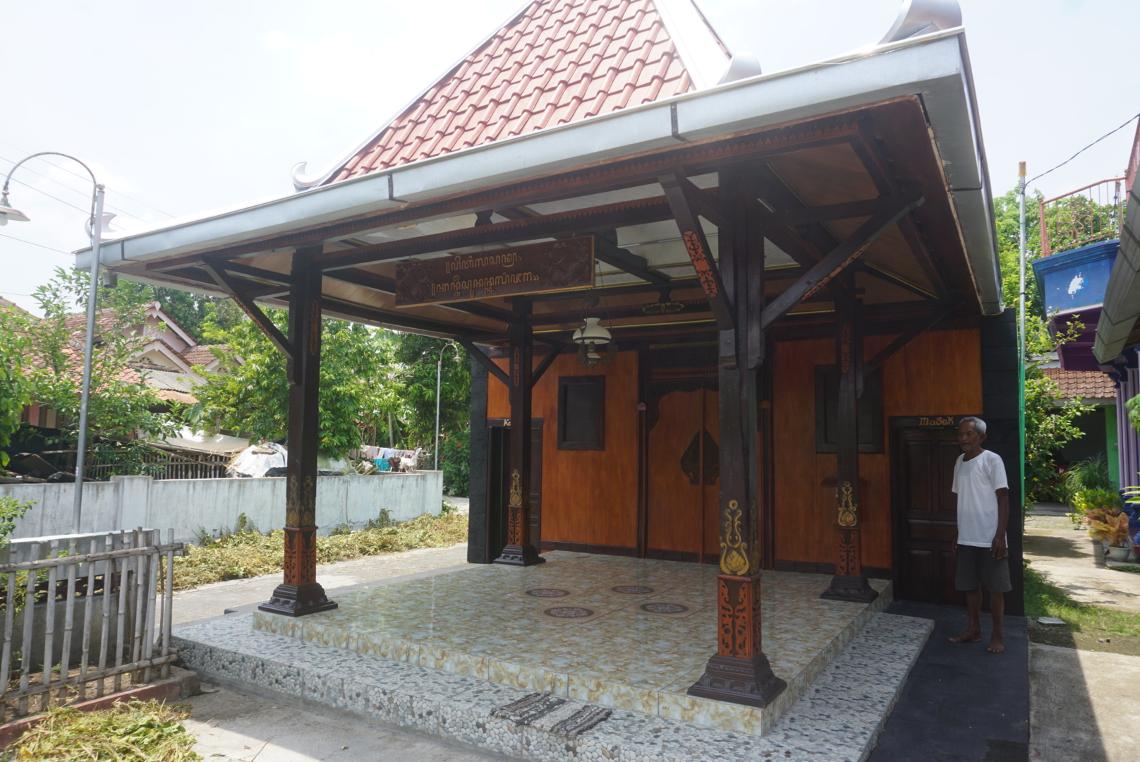 ASRI DAN TENANG: Kondisi teras pendapa sekaligus dan pintu masuk petilasan Sunan Kalijaga di Dusun Sepi, Desa Barepan, Cawas, Klaten