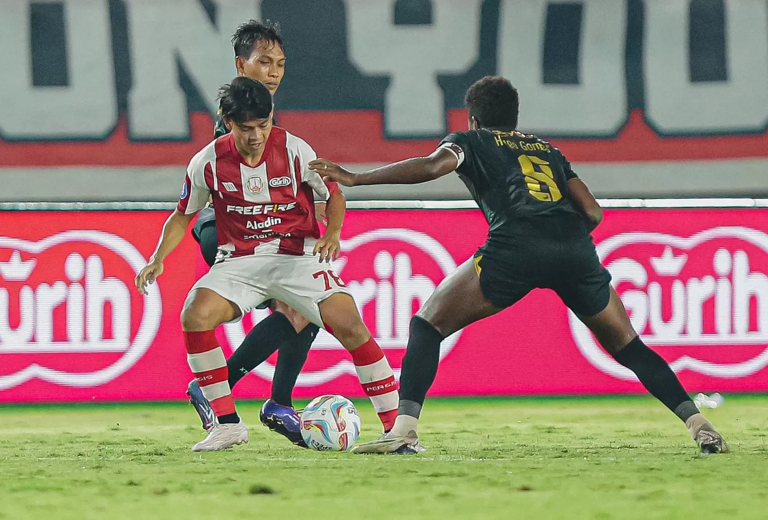 Zanadin Fariz dikawal dua pemain Madura United di Stadion Manahan.