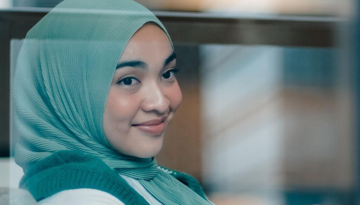 Profil Tika Bravani.