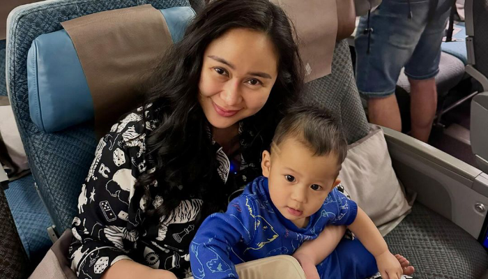 Denise Chariesta dan putranya Jeden.
