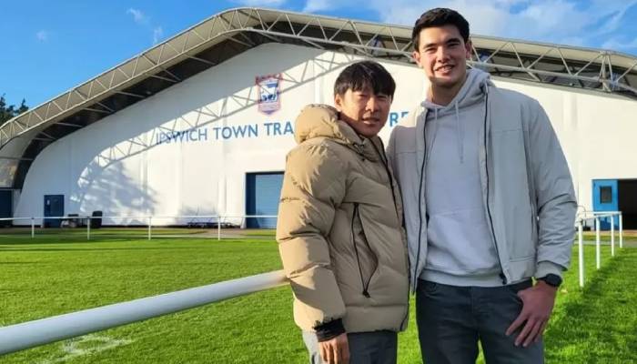 Shin Tae-yong dan Elkan Baggott.