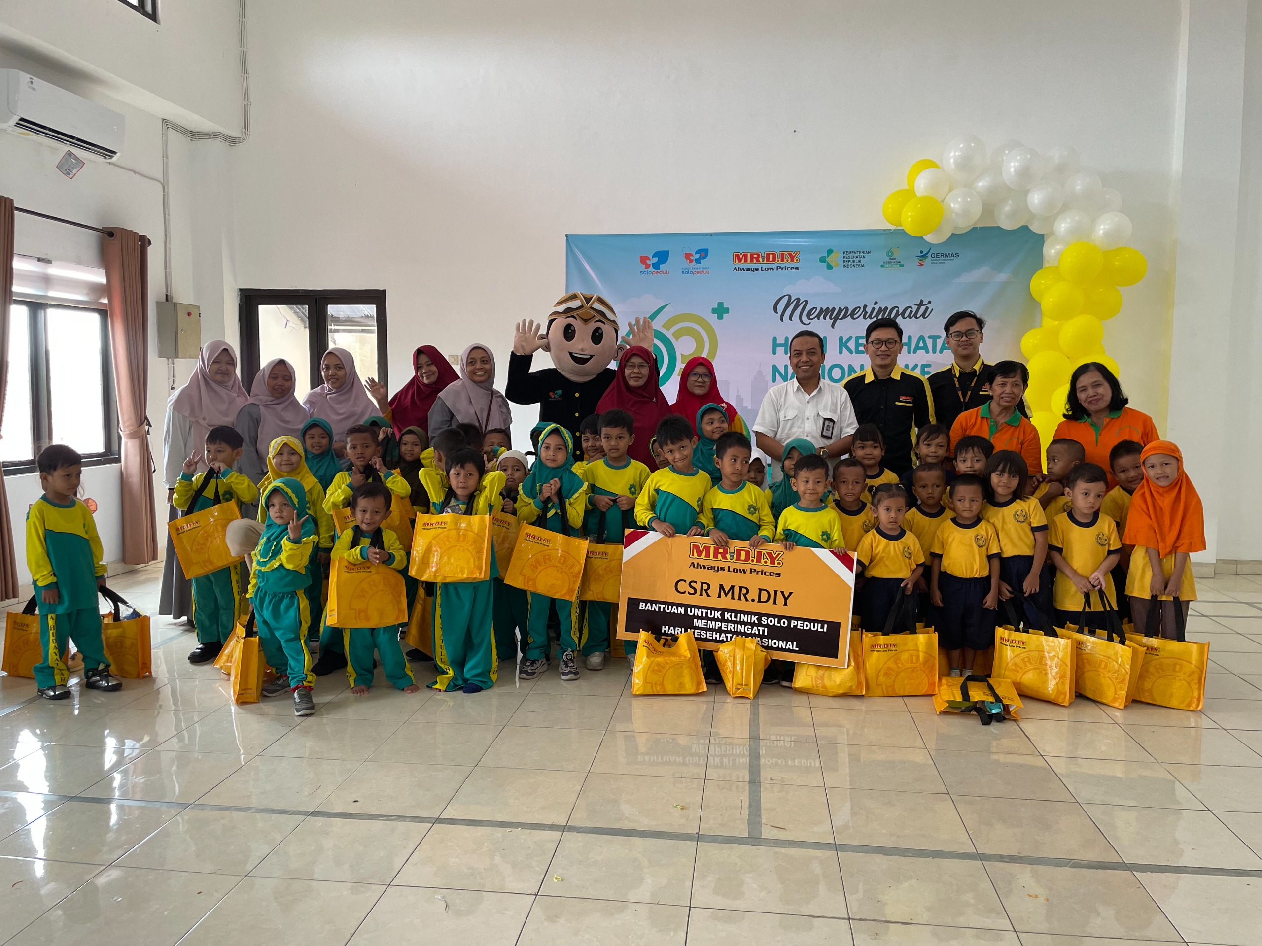 Solopeduli dan MR. DIY Rayakan Hari Kesehatan Nasional dengan Senam dan Penyuluhan Kesehatan