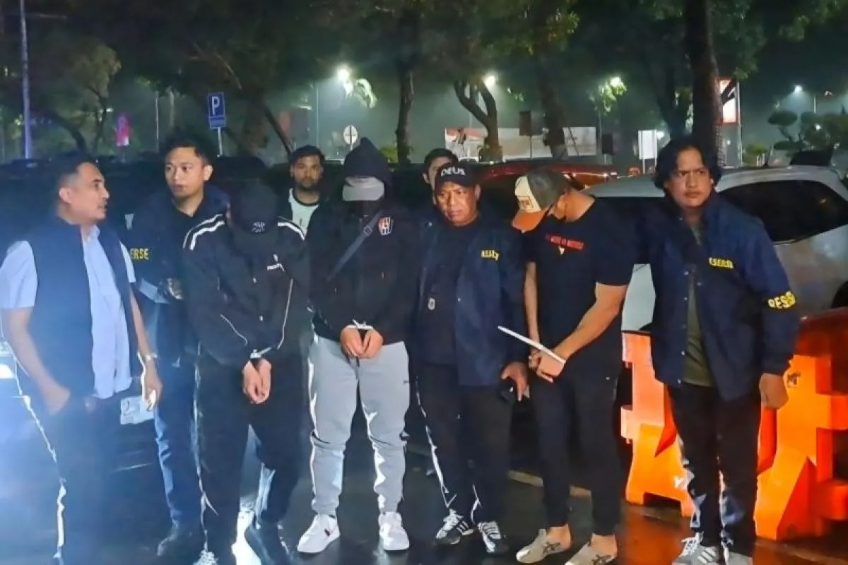 Penangkapan tersangka baru dalam kasus  judi online yang melibatkan oknum Kementerian Komdigi oleh Direktorat Reserse Kriminal Umum Polda Metro Jaya di Jakarta, Sabtu (16/11/2024).