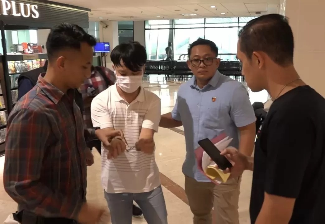 Ivan Sugianto ditangkap oleh aparat kepolisian di Bandara Internasional Juanda, Sidoarjo, Jawa Timur pada Kamis (14/11).