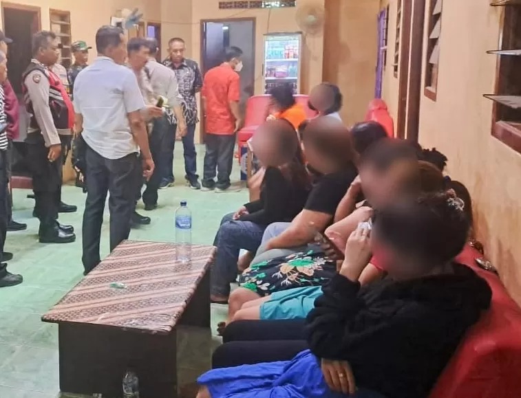 12 perempuan yang dievakuasi dari di rumah kosong di Sememi, Surabaya, mereka dijanjikan sebagai pemadu lagu.