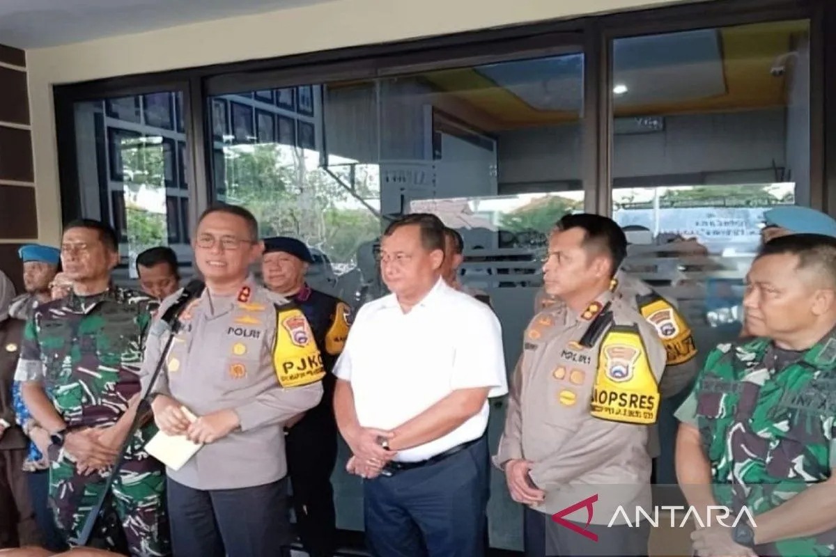 Kapolda Jatim Irjen Pol Imam Sugianto menyampaikan keterangan pers terkait penanganan kasus
