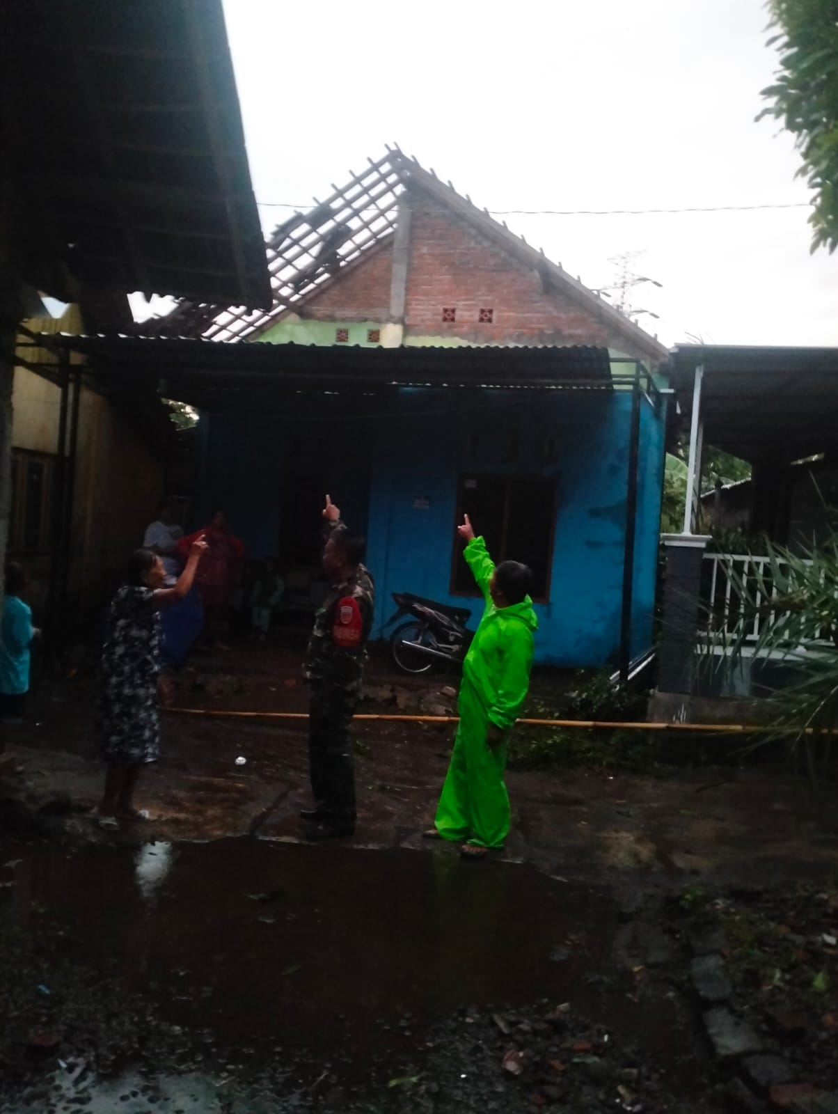Hujan deras dan angin kencang mengakibatkan kerusakan pada rumah warga.